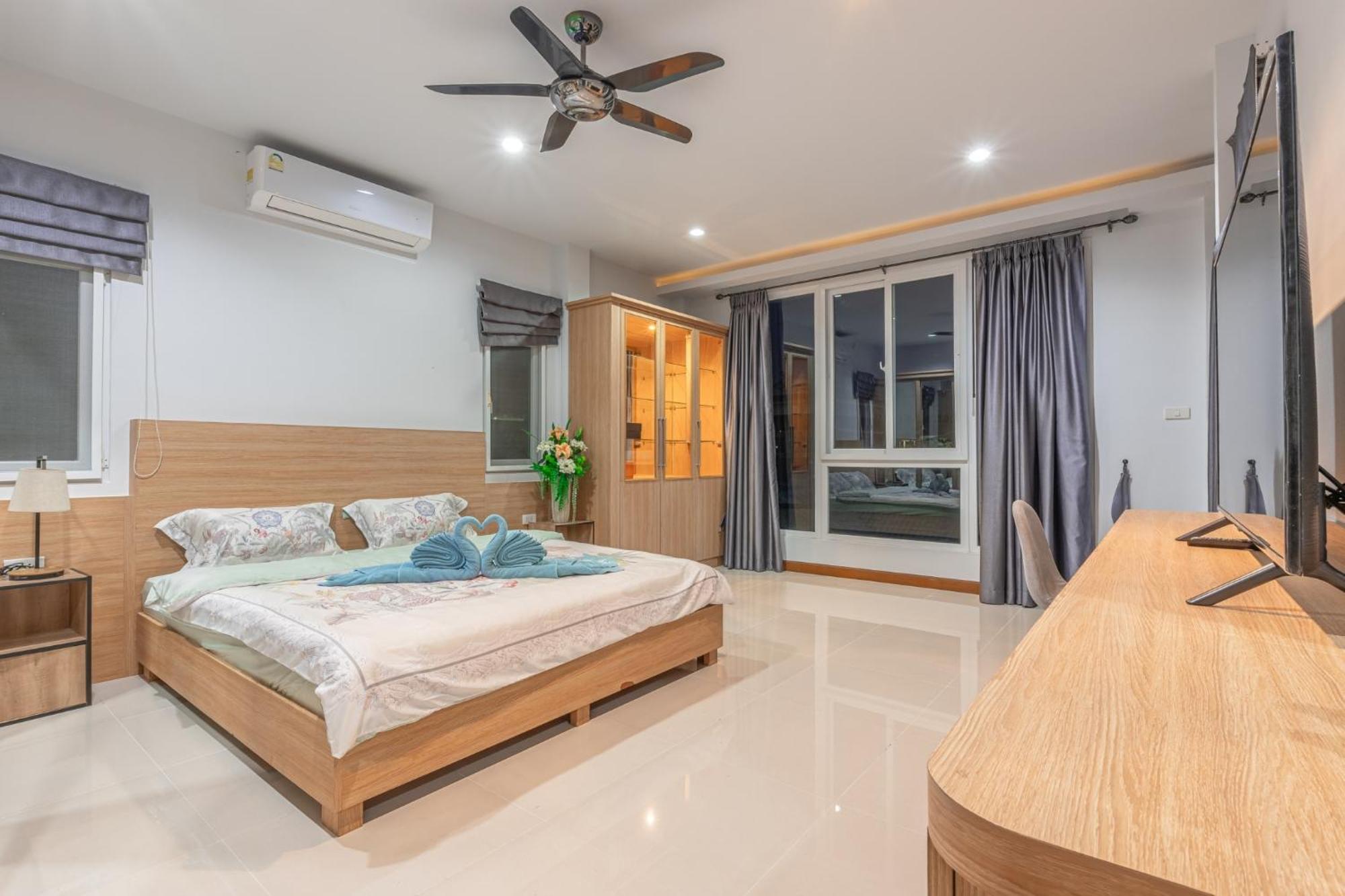 Villa 5 Bedrooms Modern Pool Pattaya