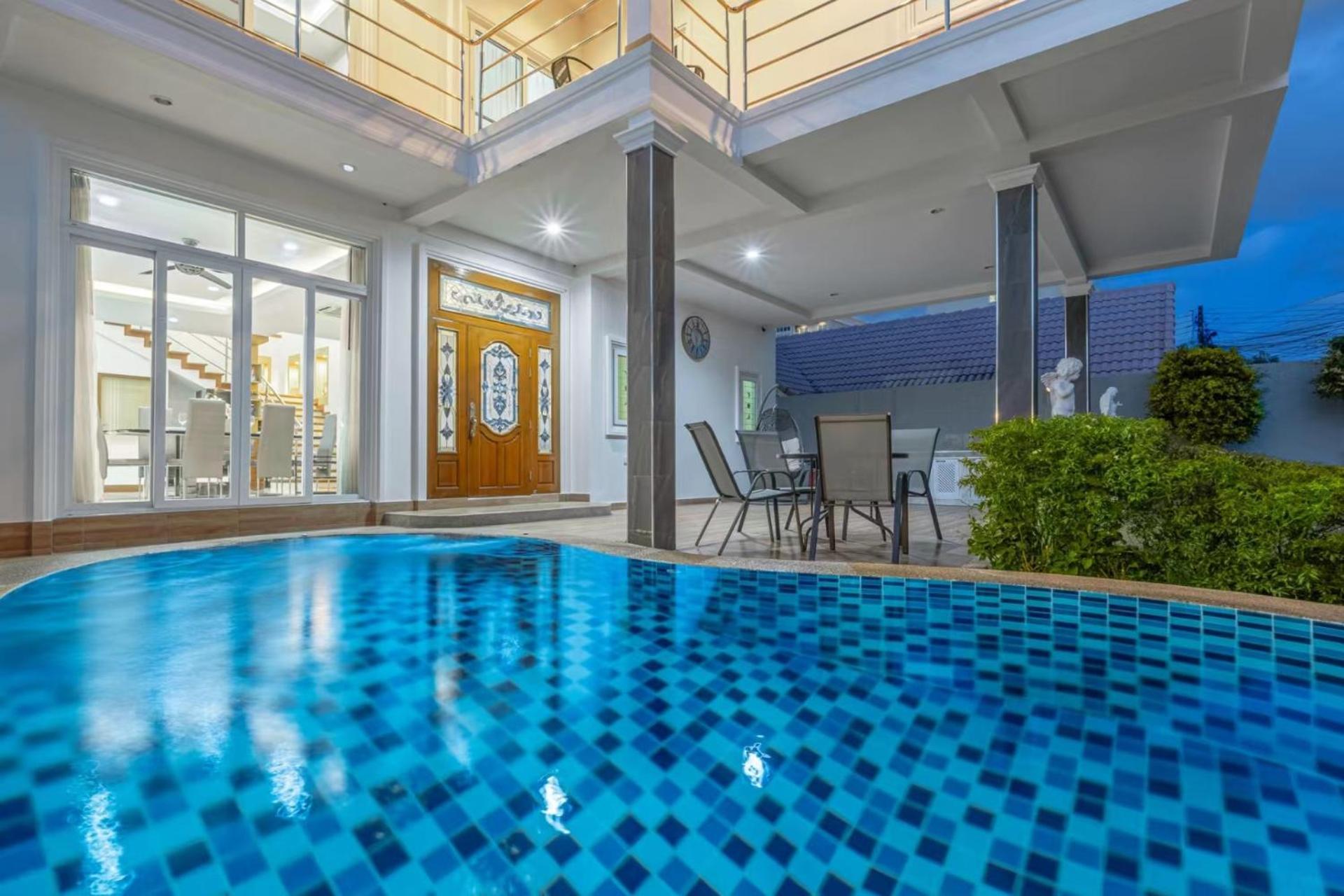 5 Bedrooms Modern Pool Pattaya
