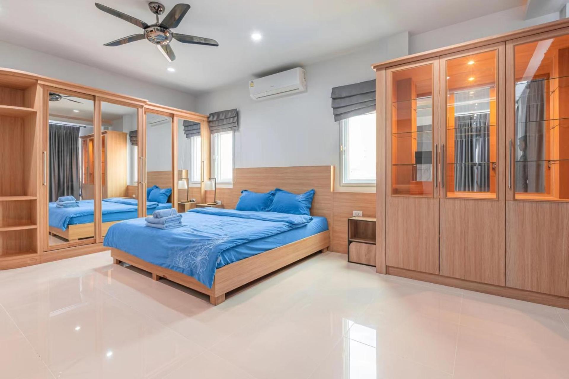 5 Bedrooms Modern Pool