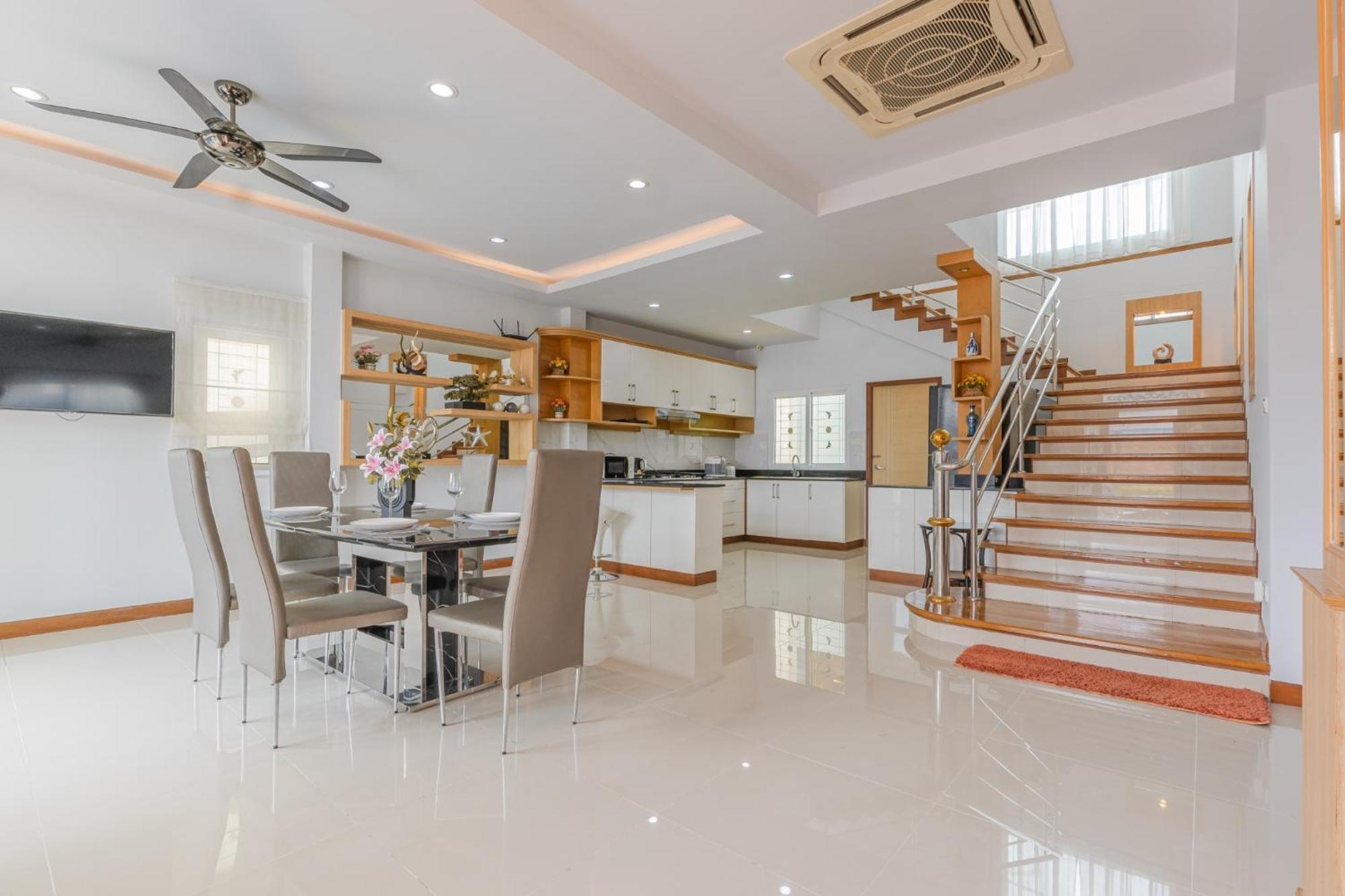 5 Bedrooms Modern Pool Villa *
