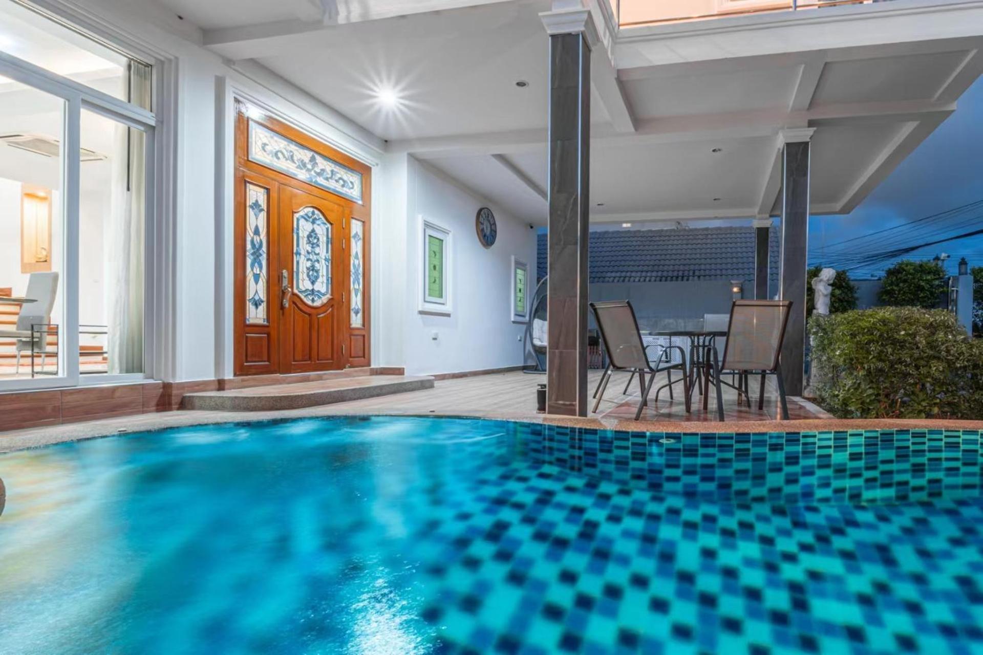 5 Bedrooms Modern Pool Villa Pattaya
