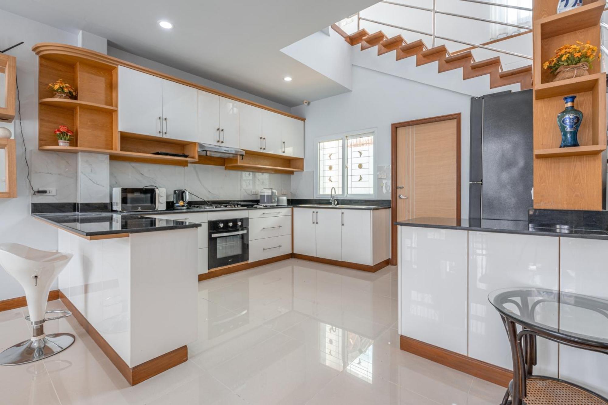 Villa 5 Bedrooms Modern Pool Pattaya