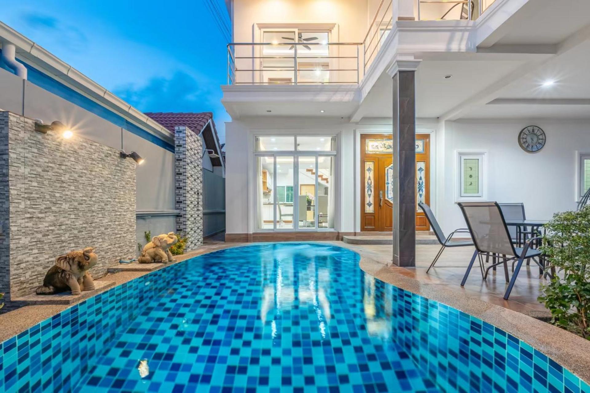 5 Bedrooms Modern Pool *
