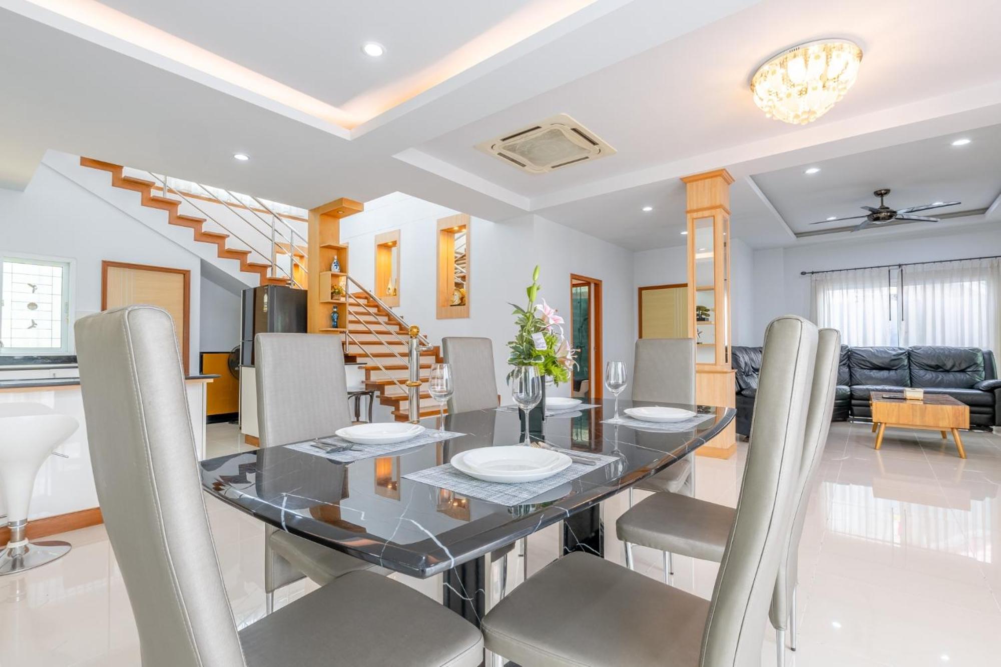 5 Bedrooms Modern Pool Villa Pattaya