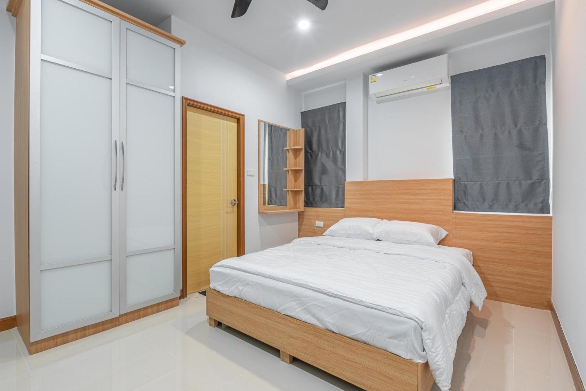 5 Bedrooms Modern Pool Villa Pattaya
