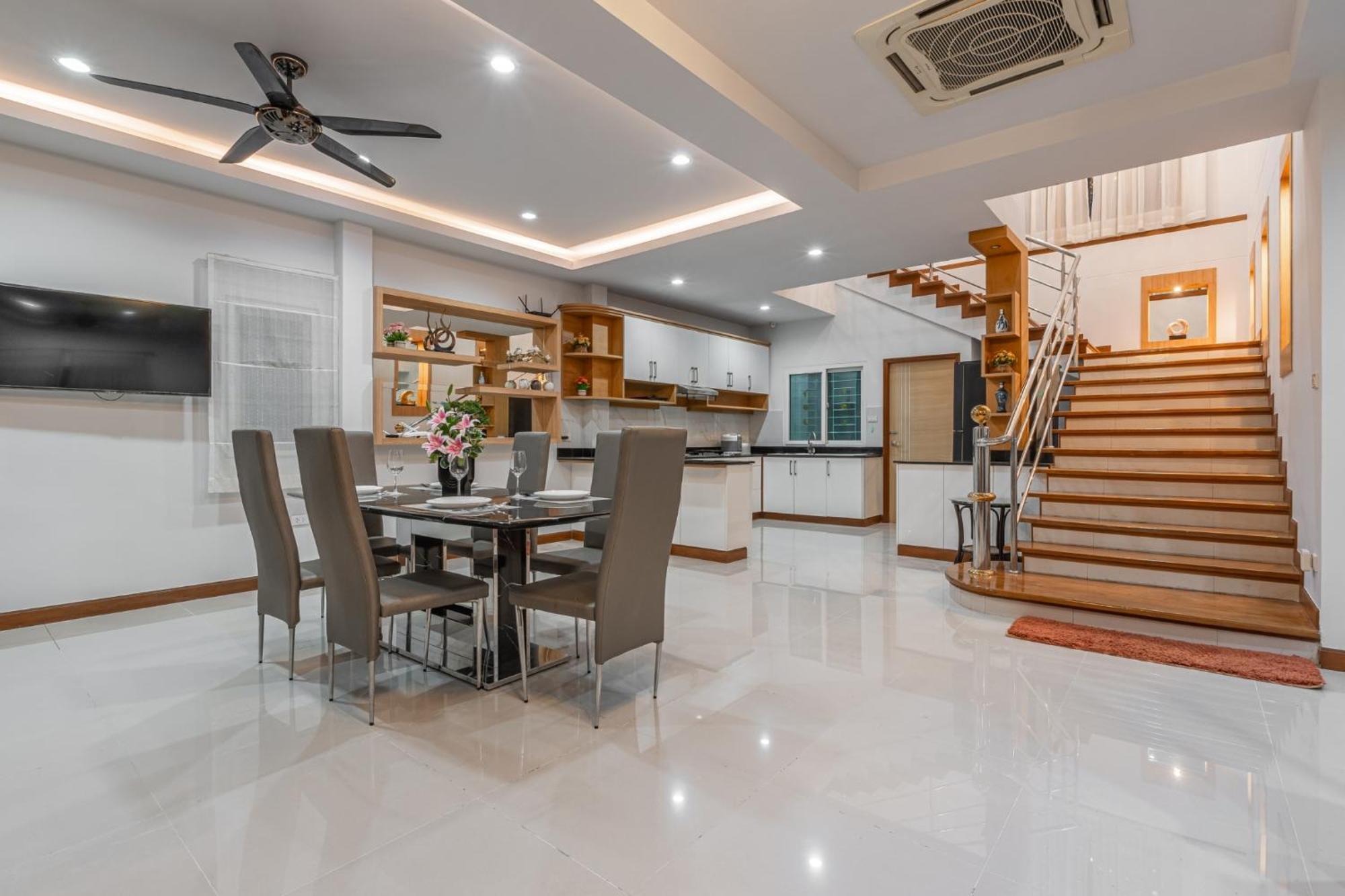 Villa 5 Bedrooms Modern Pool Pattaya