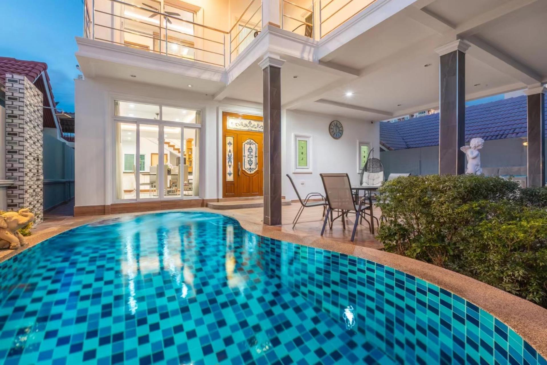5 Bedrooms Modern Pool *