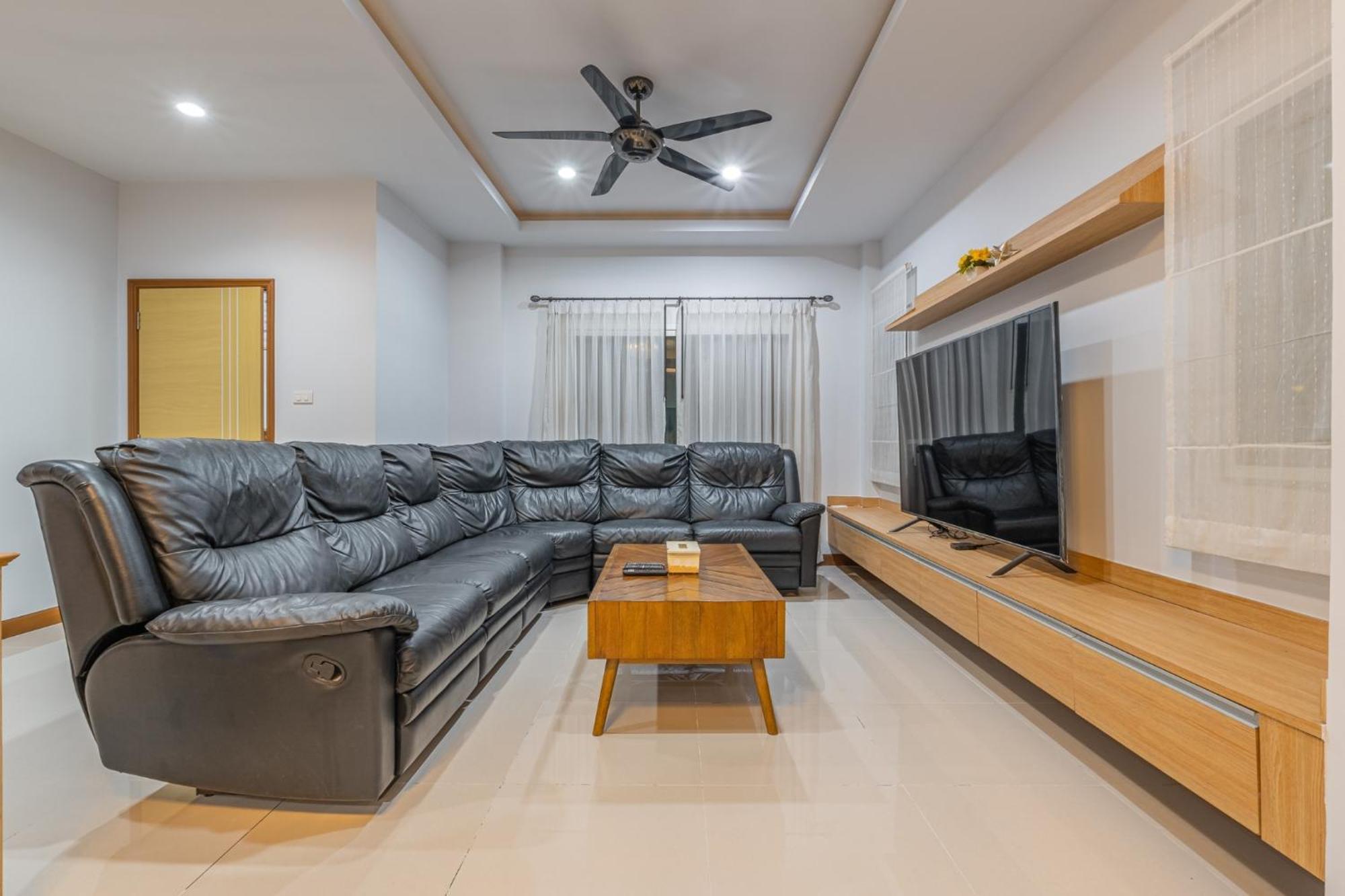 5 Bedrooms Modern Pool Villa