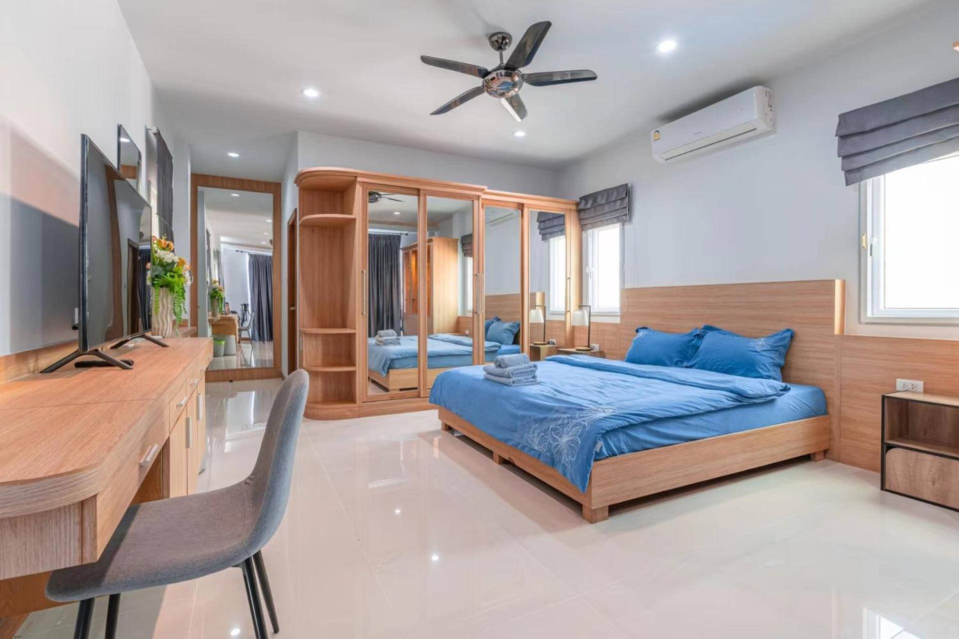 5 Bedrooms Modern Pool Villa Pattaya