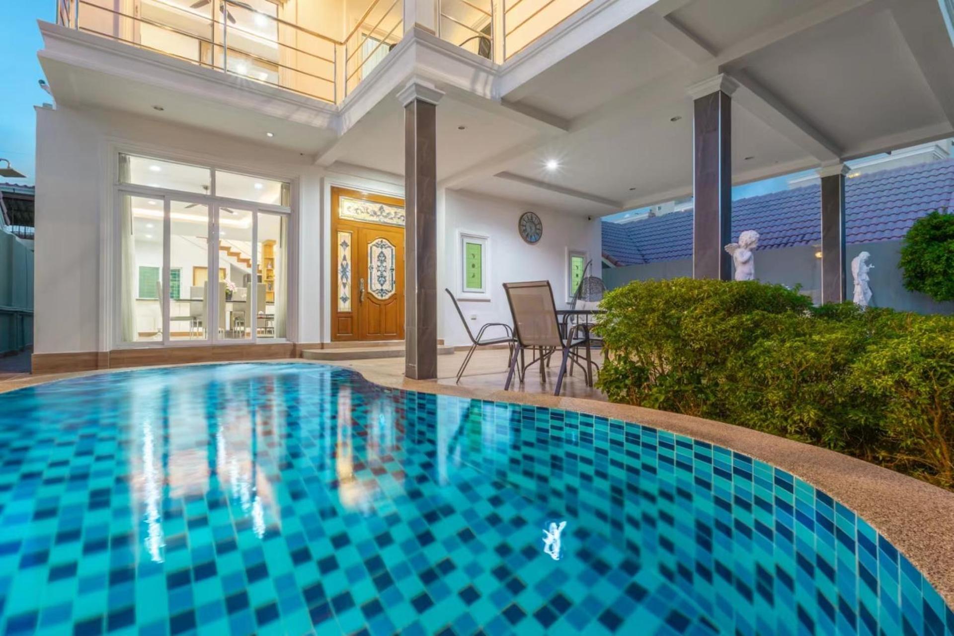 5 Bedrooms Modern Pool Pattaya
