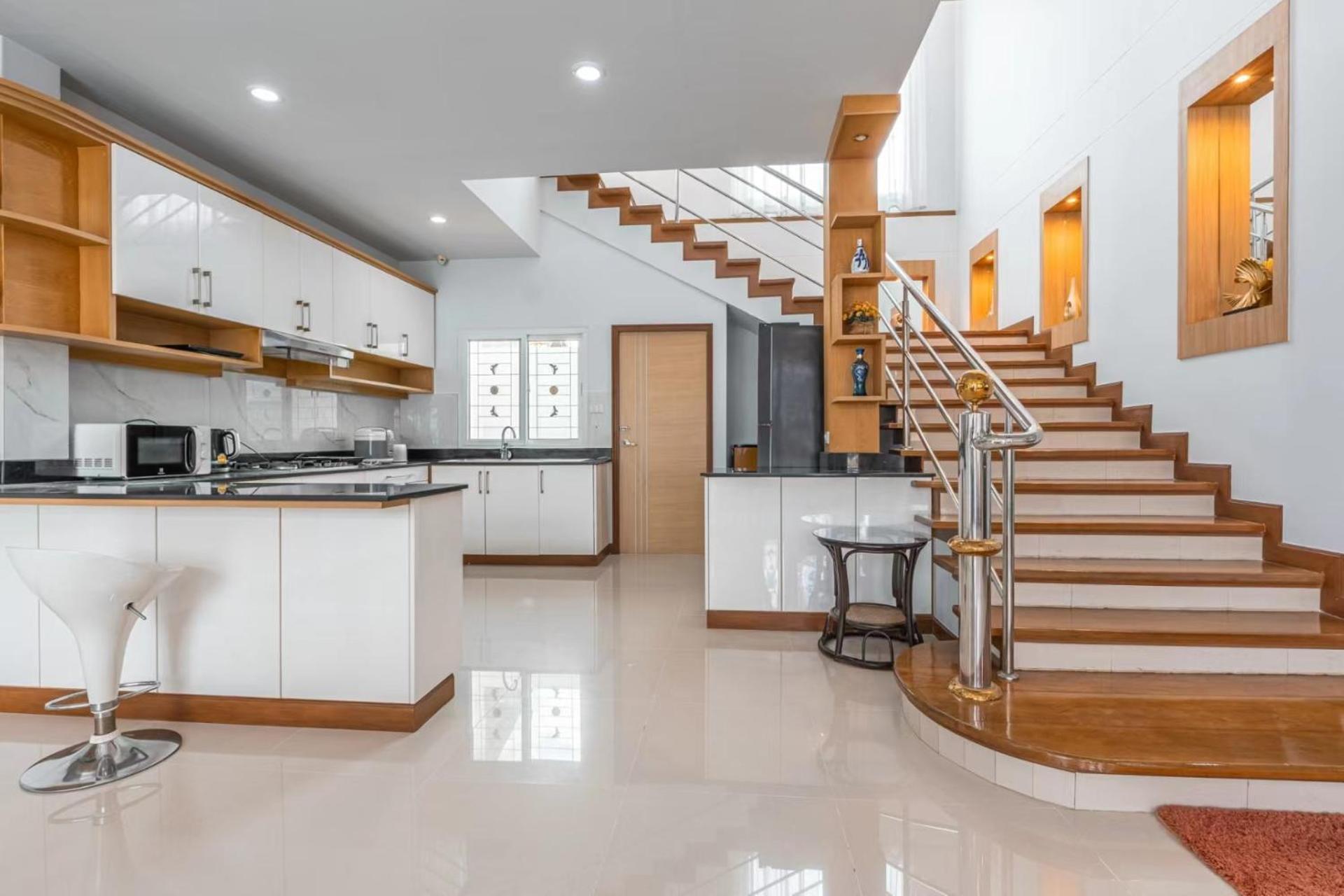 5 Bedrooms Modern Pool