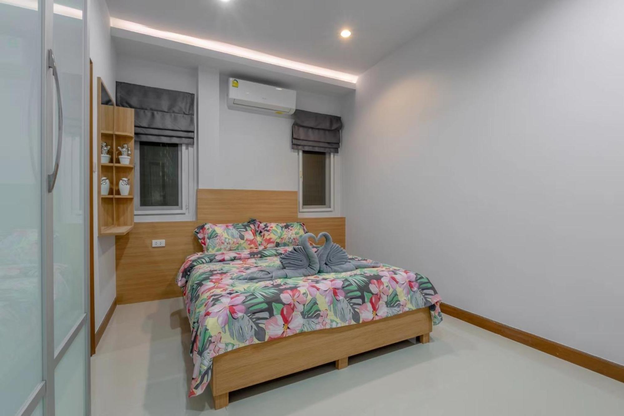 5 Bedrooms Modern Pool Villa Pattaya