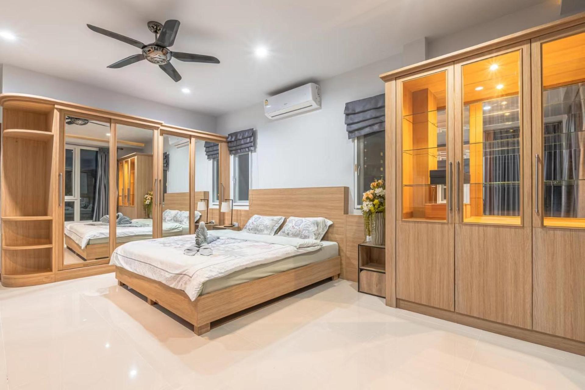 Villa 5 Bedrooms Modern Pool Pattaya