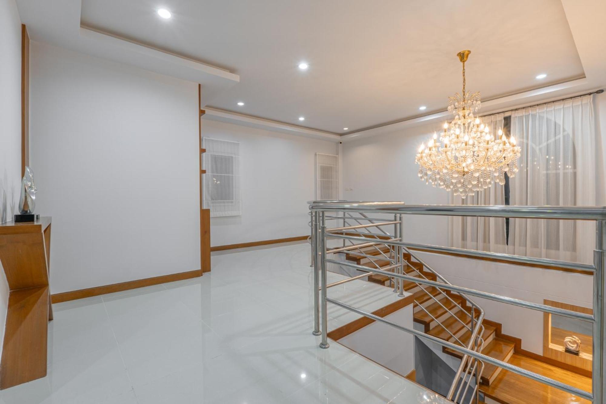 5 Bedrooms Modern Pool