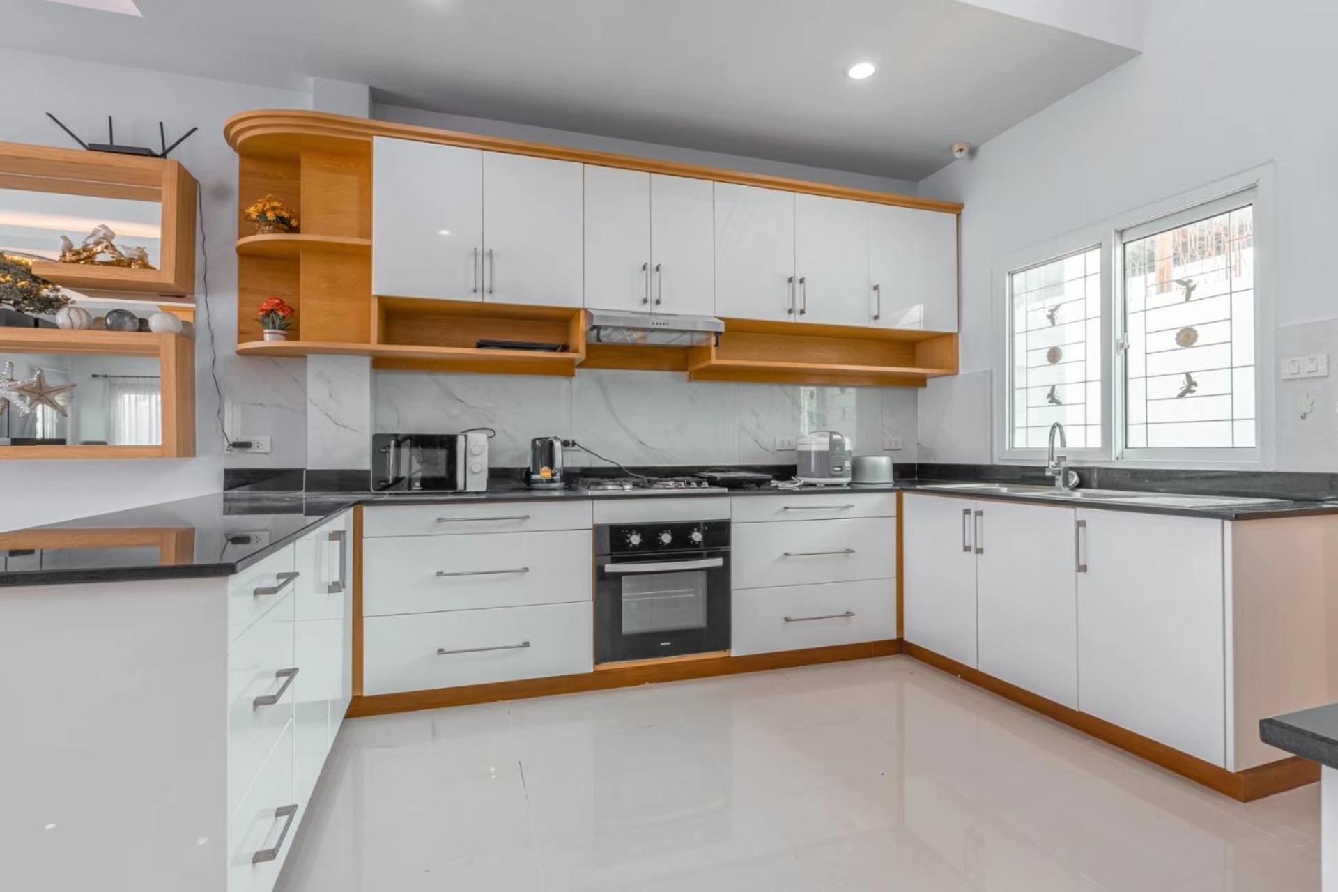 5 Bedrooms Modern Pool Villa Pattaya