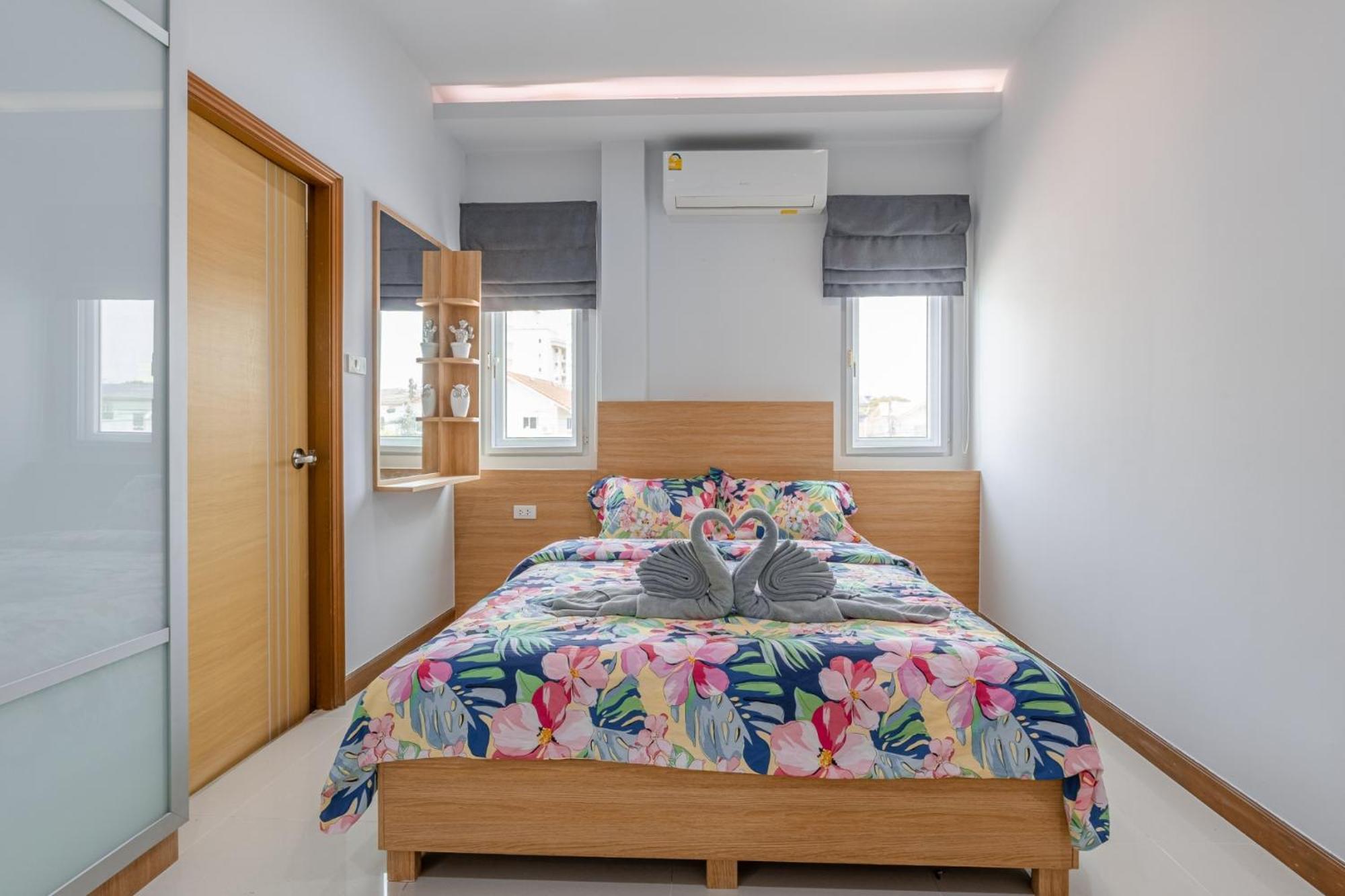 Villa 5 Bedrooms Modern Pool Pattaya